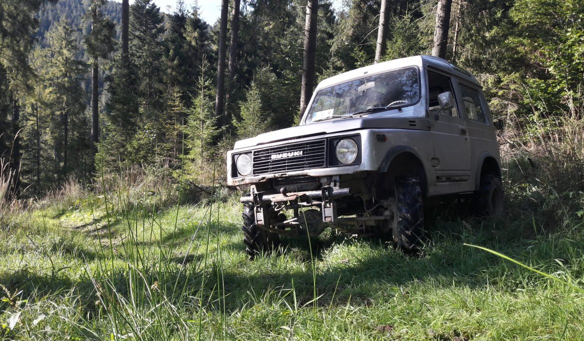 Uncharted Roads: A Suzuki Jimny 2023 Odyssey – Exploring the Cityscape while Resisting the Call of the Wild